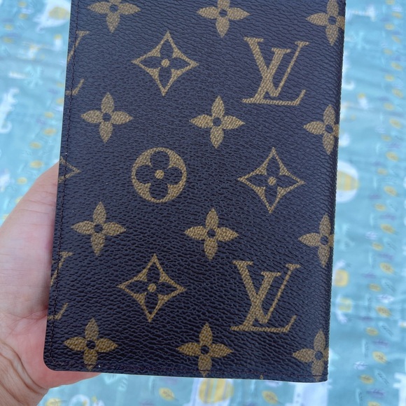 Louis Vuitton Monogram Passport Holder (PRICE FIRM❤️) - Picture 5 of 11
